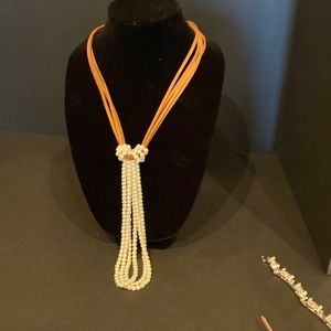 Beautiful necklace made with leather and pearls.